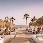 Beachfront- Junto A La Playa Y Con Impresionantes Vistas Al Mar Lägenhet