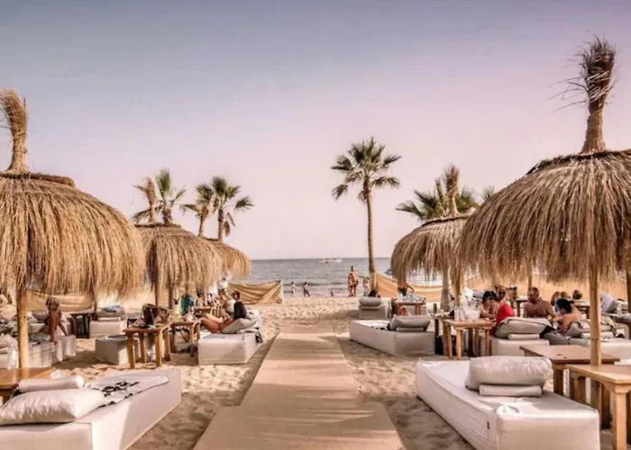 Beachfront- Junto A La Playa Y Con Impresionantes Vistas Al Mar Apartmán