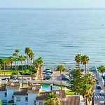 Beachfront- Junto A La Playa Y Con Impresionantes Vistas Al Mar Apartamento